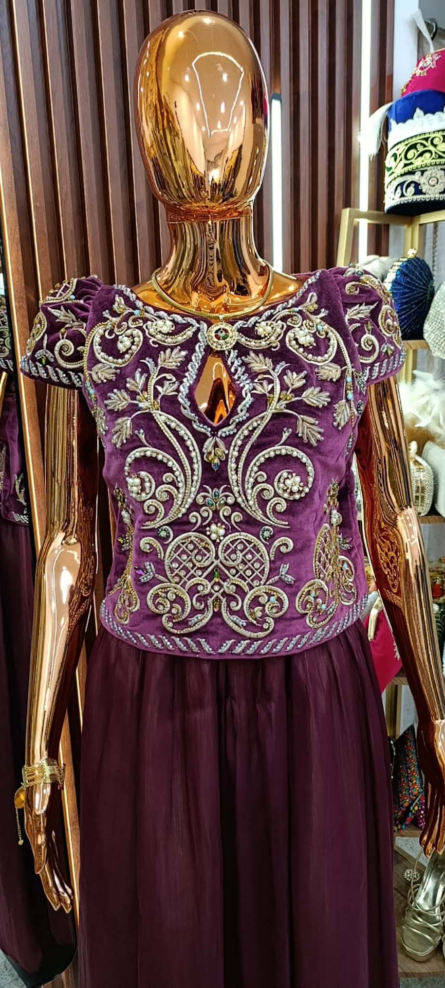 Tenue traditionnelle bordeaux brodée
