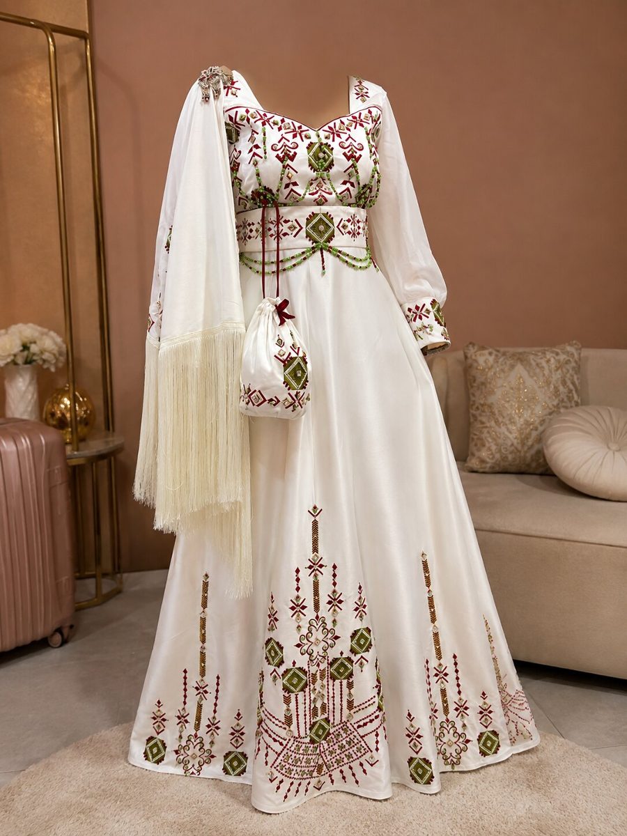 Robe kabyle blanche, motifs berbères